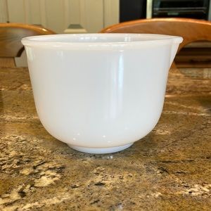 Glass Bake for Sunbeam 20 CJ  milk glass collectors piece mixing bowl with spout